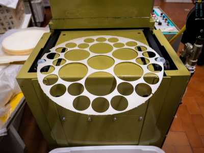 Ma a lavorazione finita qualcosa rimane �in cucina�: tutta la sfoglia bucherellata dalla quale sono state ricavate le piccole ostie. Fogli che una volta spezzettati producono i cosiddetti �ritagli�: minuscoli frammenti bianchi che vengono, come detto, distribuiti ai bambini in cambio di un�offerta (oggi un euro)